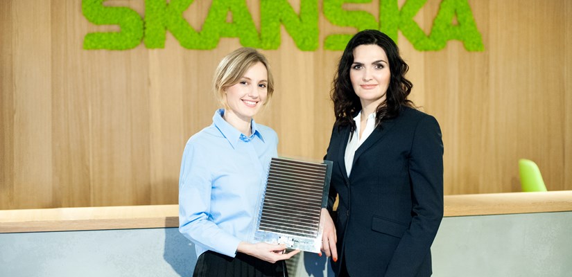 Olga Malinkiewicz (left), co-founder and CTO at Saule Technologies and Katarzyna Zawodna (right), CEO of Skanska’s commercial development business in CEE, with a perovskite solar module. Olga Malinkiewicz (left), co-founder and CTO at Saule Technologies and Katarzyna Zawodna (right), CEO of Skanska’s commercial development business in CEE, with a perovskite solar module.