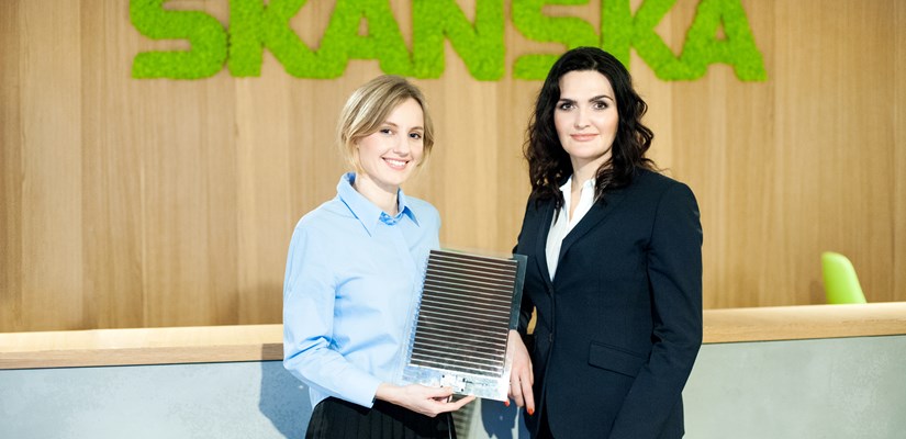 Olga Malinkiewicz (left), co-founder and CTO at Saule Technologies and Katarzyna Zawodna (right), CEO of Skanska’s commercial development business in CEE, with a perovskite solar module.