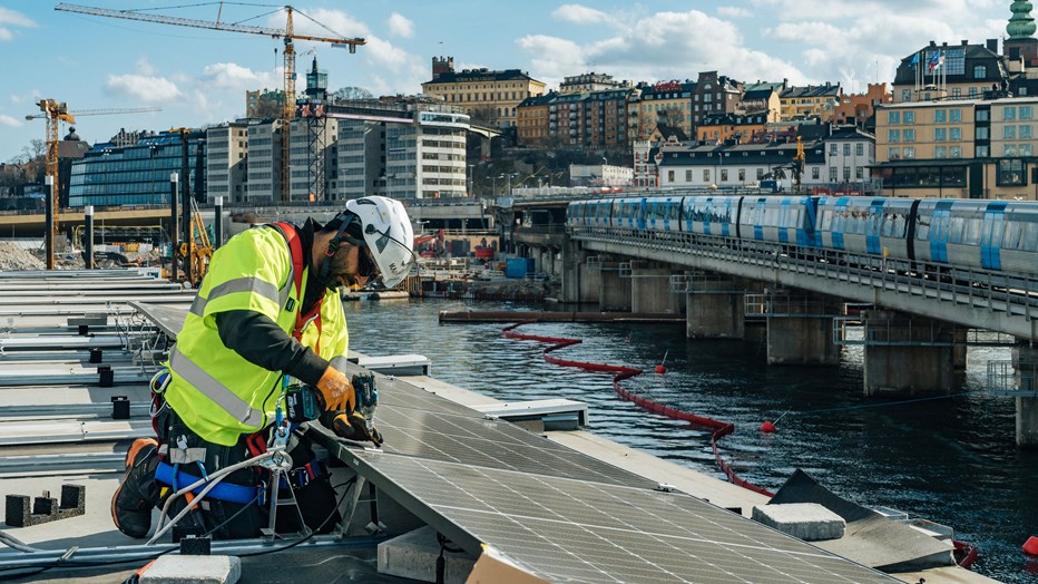 Skanska is testing a new solution with solar cells on construction sheds. If the experiment turns out well, it can become a standard solution for all the company's establishments within a couple of years. Skanska is testing a new solution with solar cells on construction sheds. If the experiment turns out well, it can become a standard solution for all the company's establishments within a couple of years.