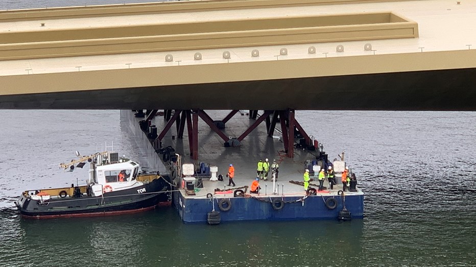 The bridge is moved carefully and with great accuracy. The bridge is moved carefully and with great accuracy.