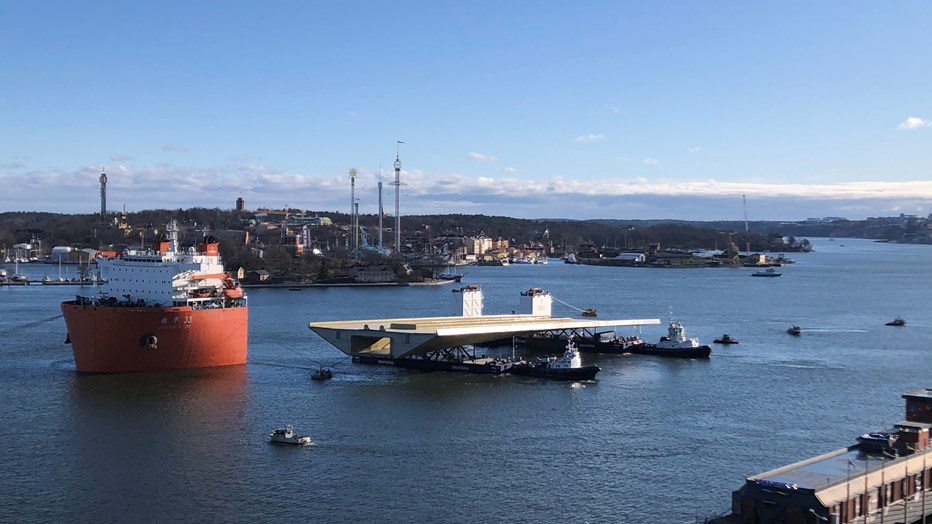 The ship is being prepared to tow the bridge and pontoons to the quay. The ship is being prepared to tow the bridge and pontoons to the quay.