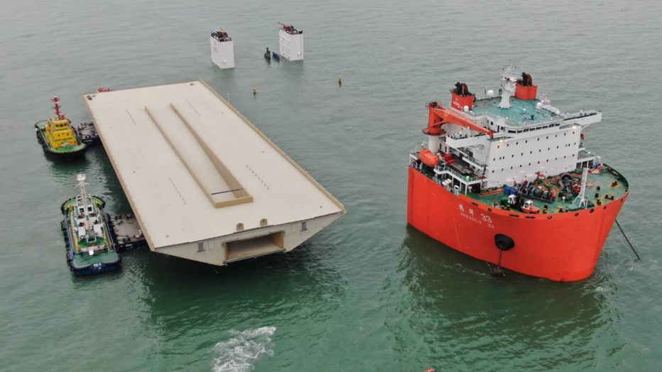 The pontoons with the bridge were floated onto a submersible ship, a so-called semi-submersible transport ship. This ship transported the entire bridge over the sea to Stockholm. Image source: Foster + Partners Perry Ip The pontoons with the bridge were floated onto a submersible ship, a so-called semi-submersible transport ship. This ship transported the entire bridge over the sea to Stockholm. Image source: Foster + Partners Perry Ip