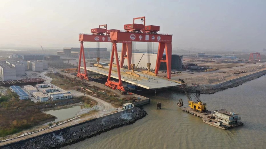 The finished bridge was lifted to two pontoons with the help of two traverse cranes that take 2000 tonnes each. Image source: Foster + Partners Perry Ip The finished bridge was lifted to two pontoons with the help of two traverse cranes that take 2000 tonnes each. Image source: Foster + Partners Perry Ip