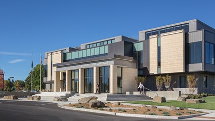 Jefferson County wanted a structurally sound, modern courthouse that would replace a deteriorating former building. Skanska worked with DLR Group and HSR Architects to deliver a modern facility with a classic courthouse design, featuring improved security systems, comfortable public spaces, expanded offices and larger courtrooms to accommodate more jury trials. 