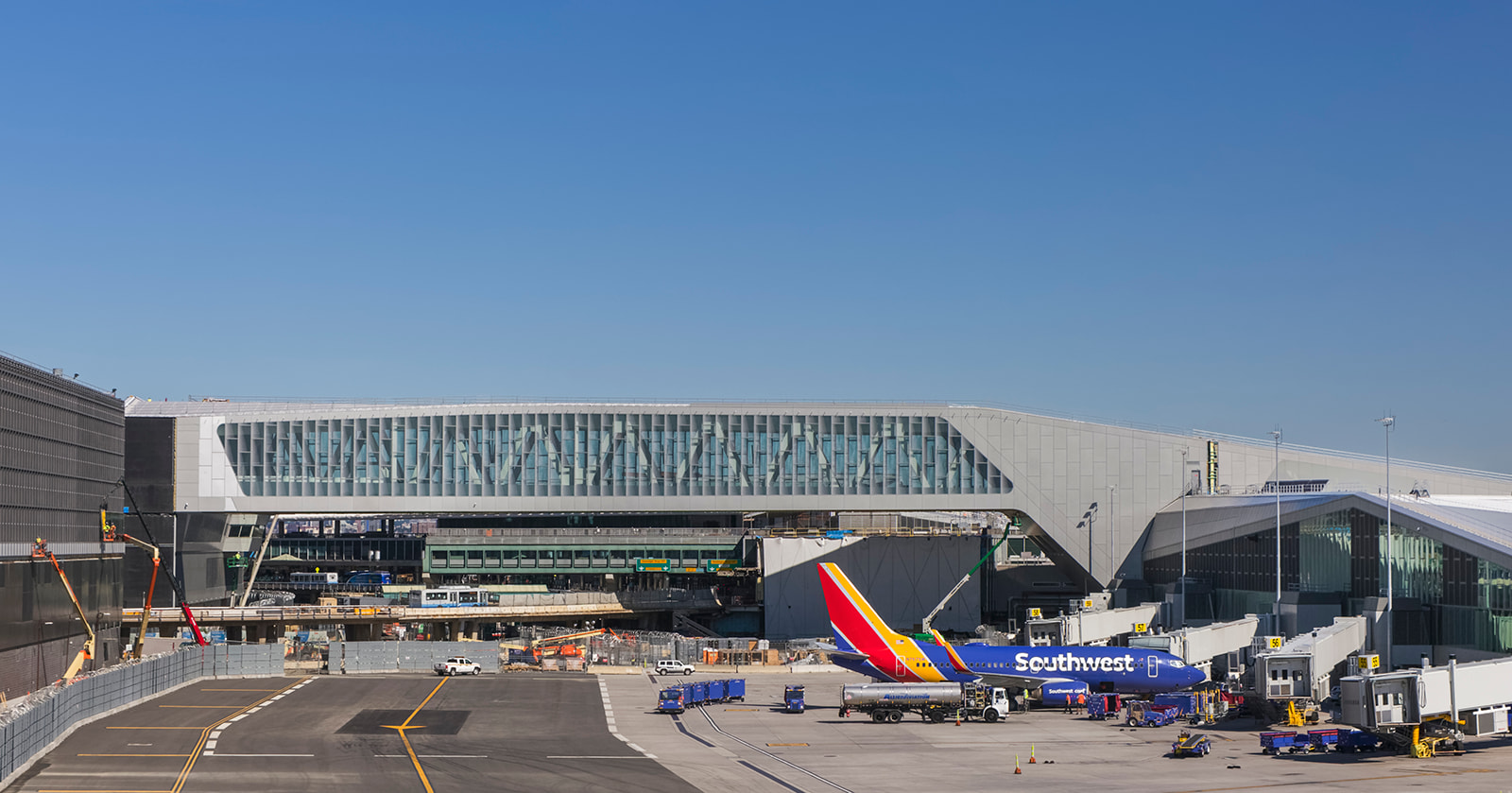 The first of its kind in the world, LaGuardia Central features dual pedestrian bridges spanning active aircraft taxi lanes, allowing for improved aircraft circulation and gate flexibility.