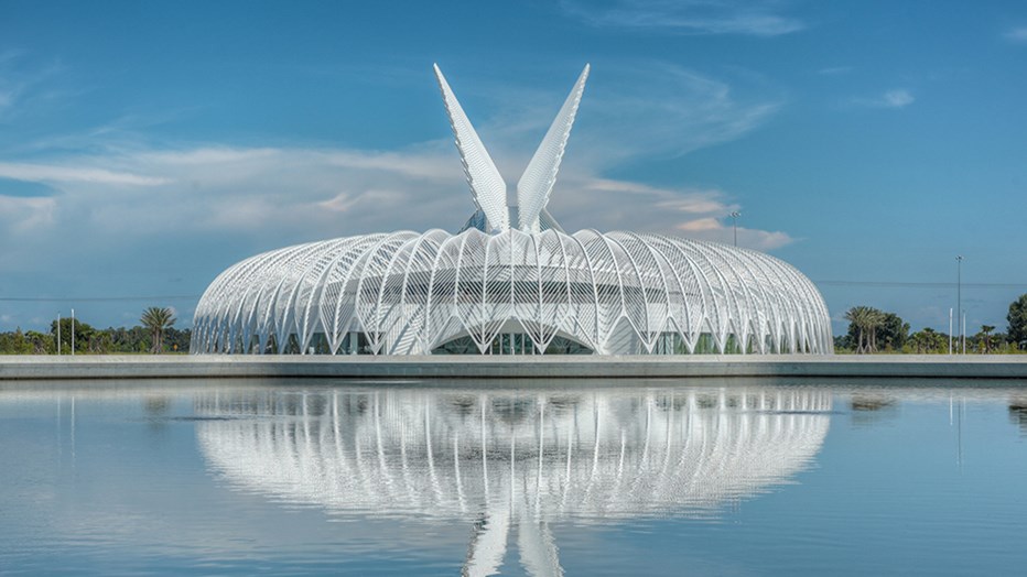 Florida Polytechnic University wanted to enhance their brand recognition as a state-of-the-art educator. Skanska partnered with signature architect Santiago Calatrava to realize this modern masterpiece, which embodies forward thought. 