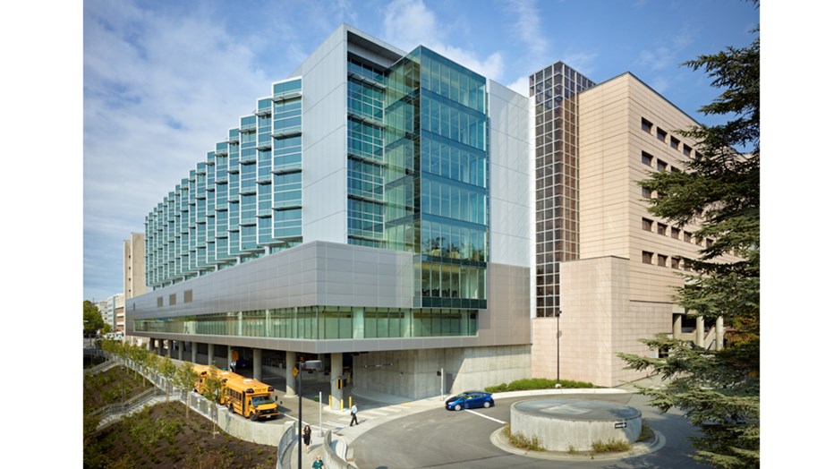 The University of Washington Medical Center wanted to construct a new tower to increase capacity for oncology and neonatal ICU patients, as well as provide leading-edge digital imaging technology. Skanska worked in a collaborative construction process with the owner, design team and design-assist trade partners to deliver the project, resulting in a 10-week schedule and $3.5 million budget savings. 