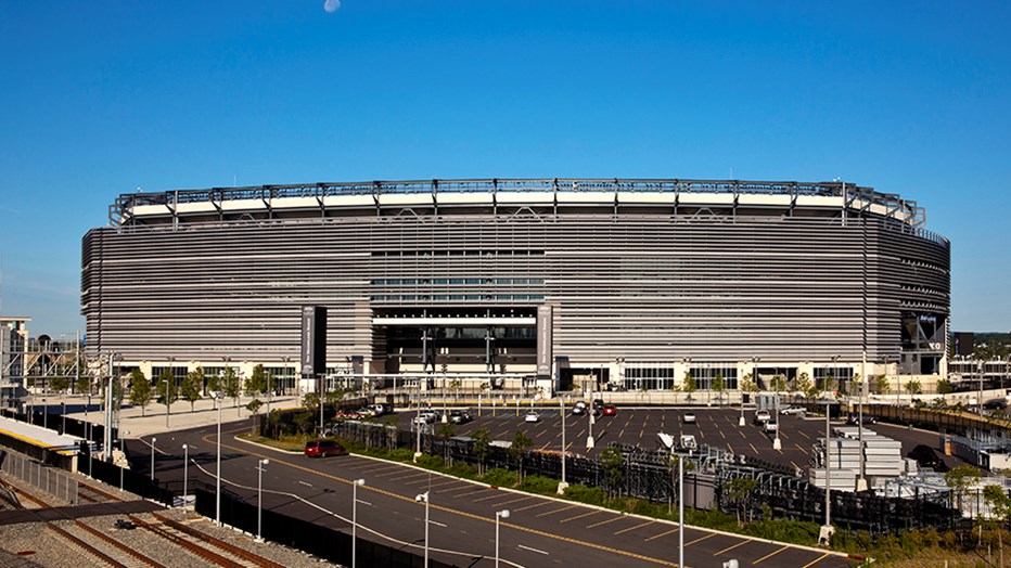 The MetLife Stadium Company wanted a technologically advanced open-air stadium. Skanska, in a design-build contract, constructed the stadium to accommodate the New York Giants and the New York Jets and seat 82,500 spectators, including 217 luxury suite boxes. (Photo: David Sundberg/Esto) The MetLife Stadium Company wanted a technologically advanced open-air stadium. Skanska, in a design-build contract, constructed the stadium to accommodate the New York Giants and the New York Jets and seat 82,500 spectators, including 217 luxury suite boxes. (Photo: David Sundberg/Esto)
